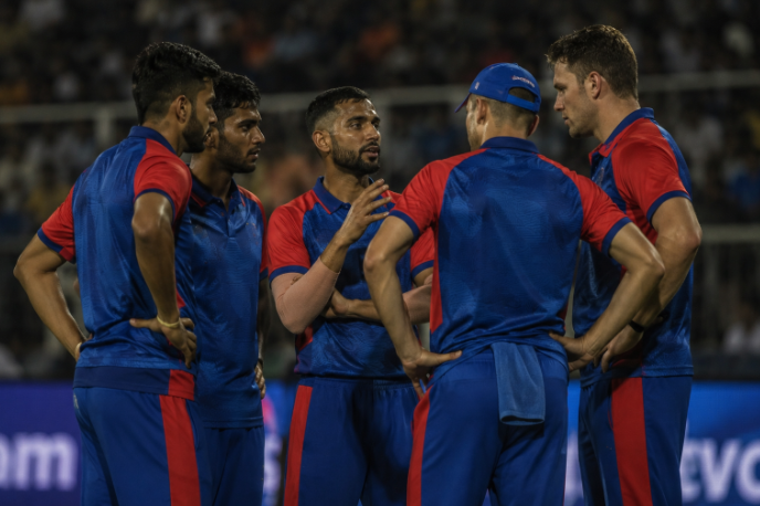 Delhi Capitals bowlers regroup after a difficult powerplay during an IPL 2026 match.