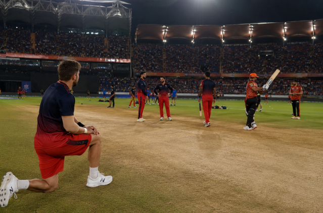 Generic IPL cricketers warm up in Hyderabad before SRH vs RCB as betting markets react to playoff and team news.